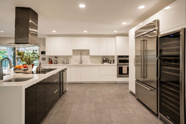 Building Photo - 5841 Bayview Dr