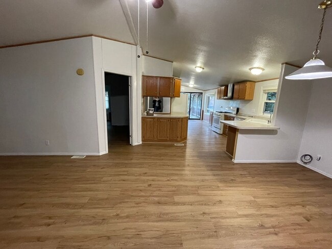 Building Photo - Lakebay 3 Bedroom Available Now, Fenced Yard & More! $500 Move in Bonus!