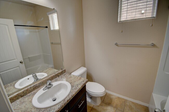 Building Photo - Beautiful Single Story ------3 Bedroom 2 B...