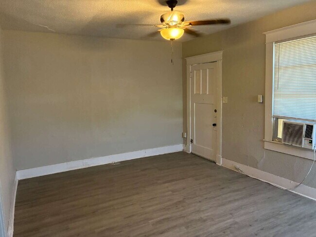 Building Photo - Application Special - South Side One Bedroom Apartment for Rent