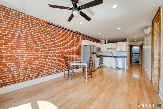 Building Photo - 11 Main St