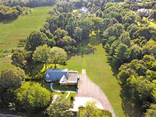 Building Photo - 10 Old Westbury Rd