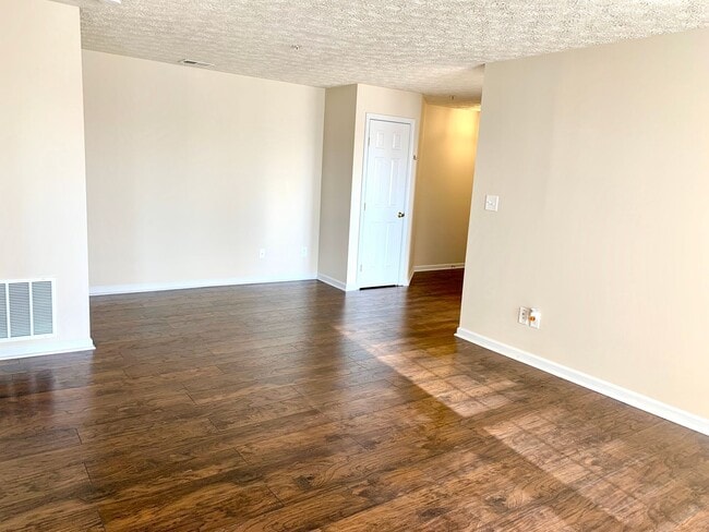 Building Photo - Light Filled 2bd 2bth Penthouse Condo In Piney Orchard!
