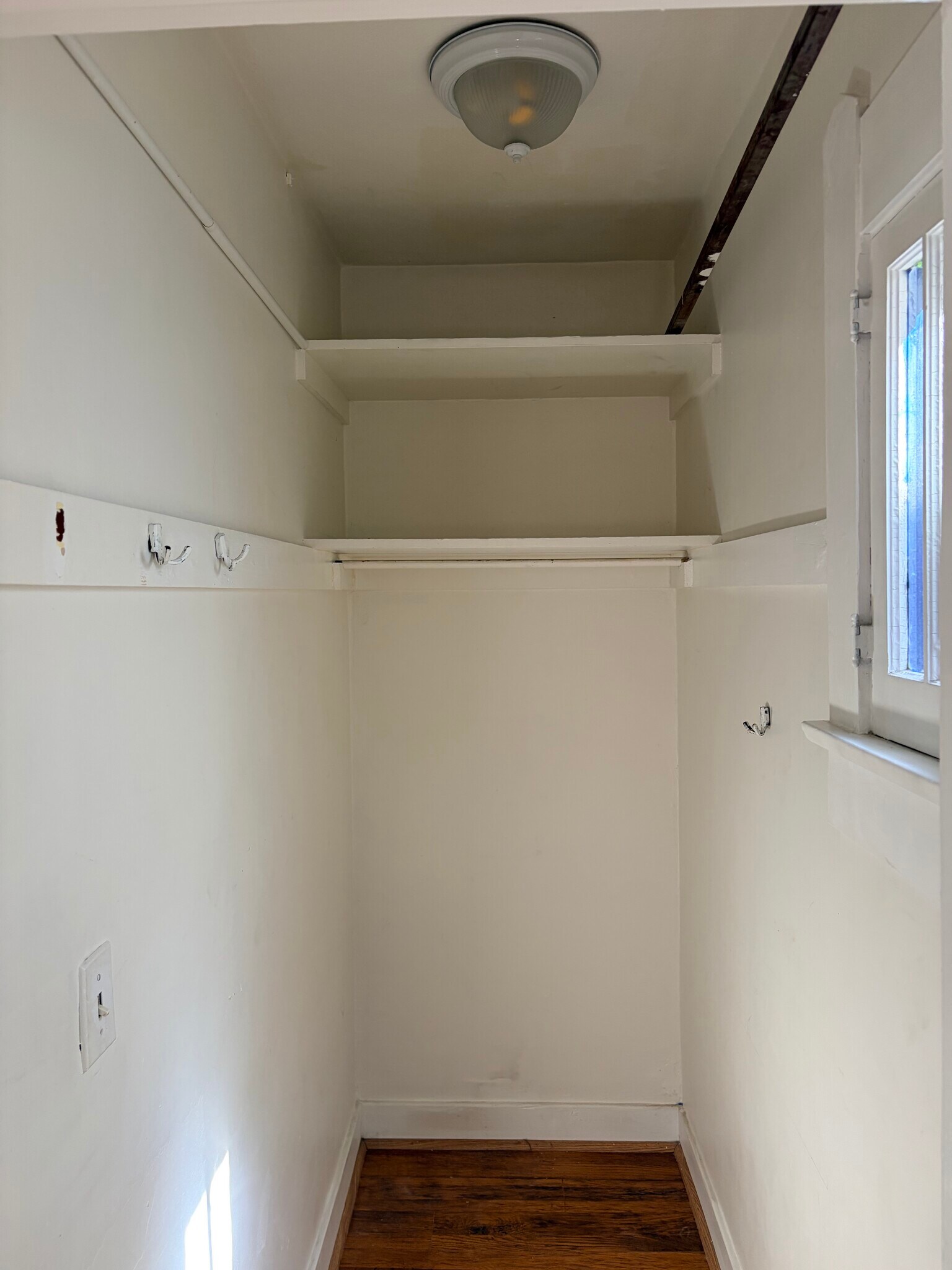 Building Photo - 608 E Angeleno Ave