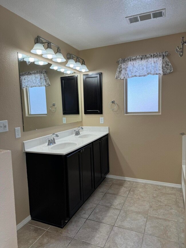 Building Photo - 10812 Fort Point Ln NE