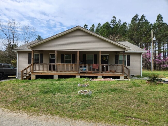 Building Photo - 2 bed 1 bath Blackstone Duplex