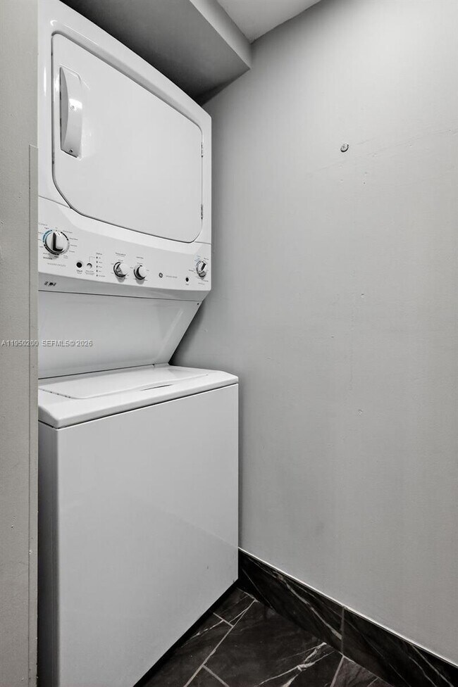 Building Photo - 13100 SW 11th Ct