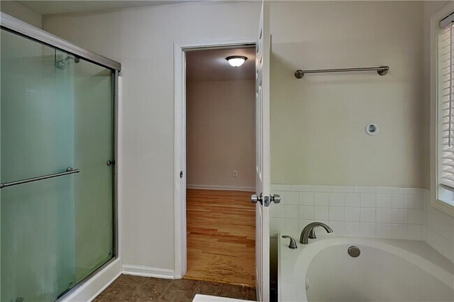 Building Photo - 500 Cottonwood Close