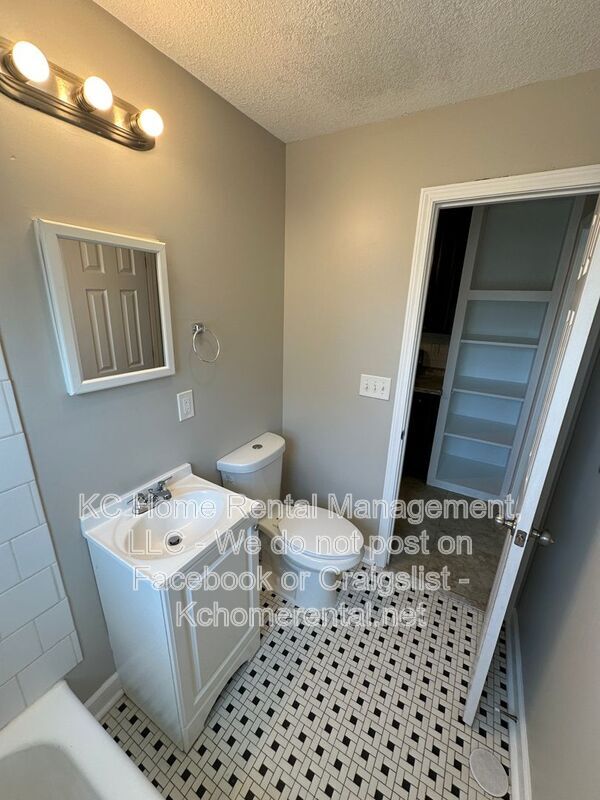 Building Photo - 901 N 16 St