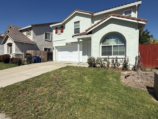 Building Photo - Beautiful Large 4 Bedroom 2.5 Bath Home