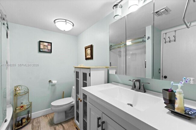 Building Photo - 3047 N Oakland Forest Dr