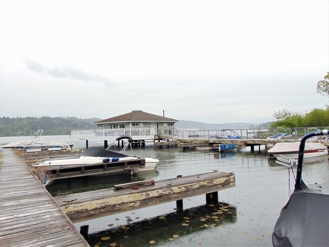 Building Photo - Spacious Condo Available Now in Great Loca...