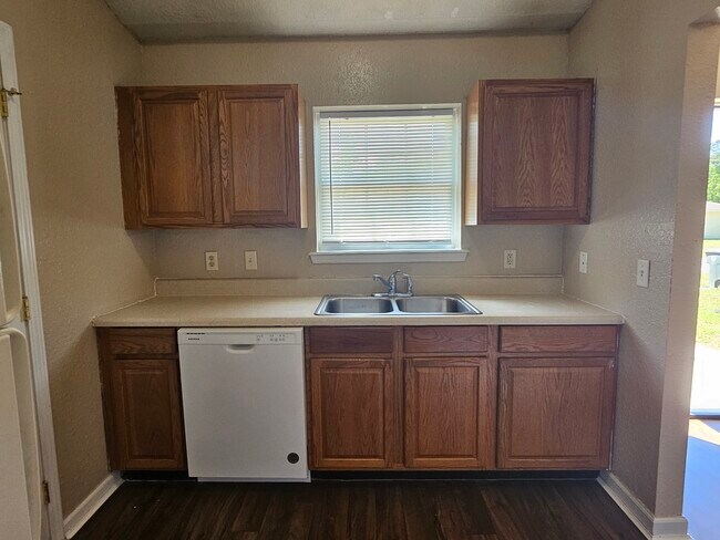 Building Photo - 107 Lively Oaks Dr