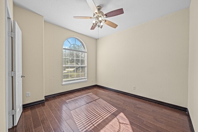 Building Photo - 7202 Lyndhurst Village Ln