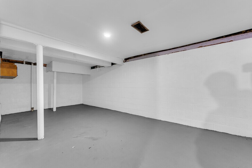 Building Photo - 4176 E 148th St