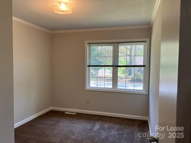 Building Photo - 120 Amber Ln