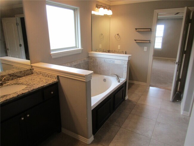 Building Photo - 4200 SW Rhinestone Blvd