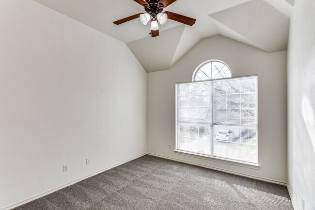 Building Photo - 8434 Golf Club Cir