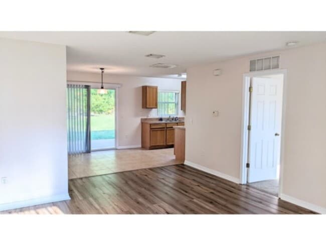 Building Photo - House in North Palm Coast, FL MOVE IN INCE...