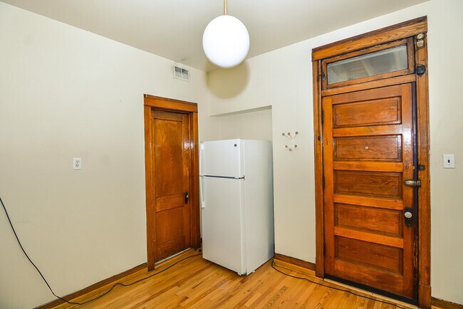 Building Photo - 2312 W Iowa St