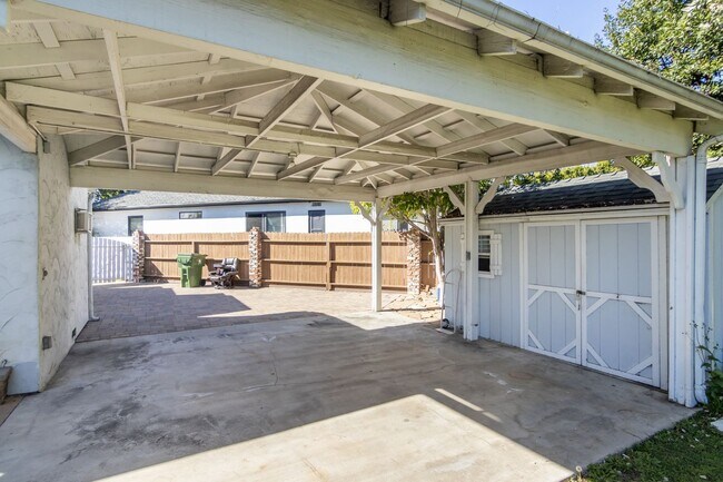 Building Photo - 4668 St Clair Ave