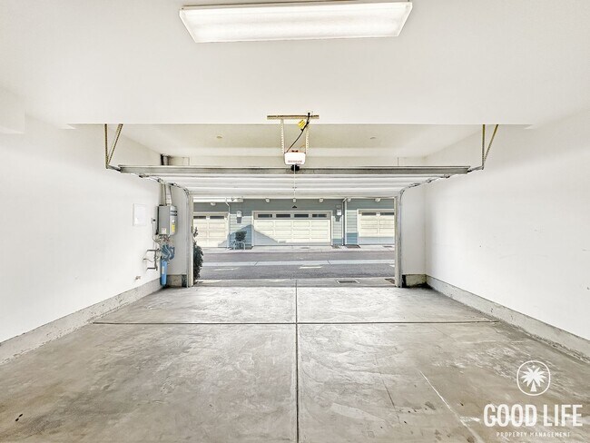 Building Photo - Beautiful 3B/3BA Townhome in Imperial Beach w/ 2-Car Garage & Community Pool!