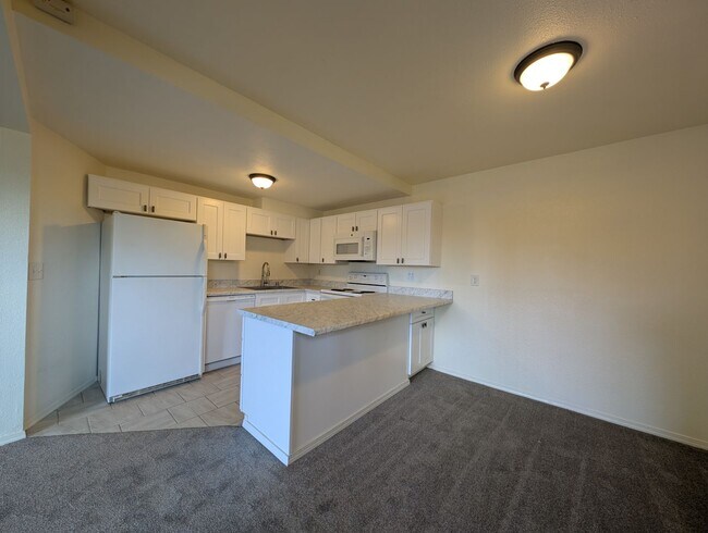 Building Photo - Ianev