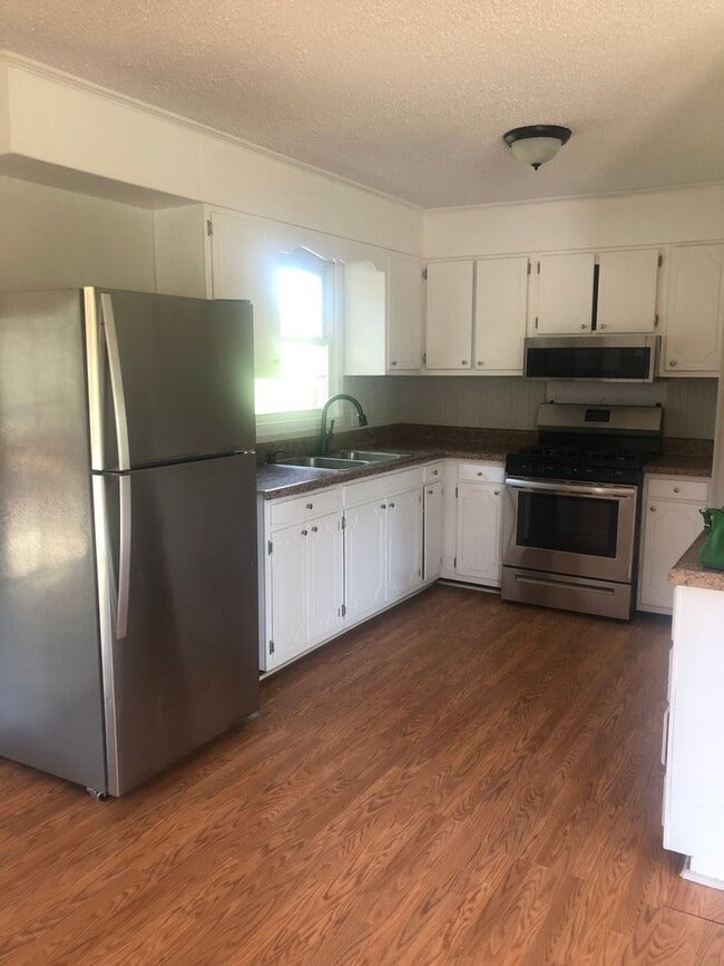 Building Photo - Lovely Brick Ranch Home in Monroe