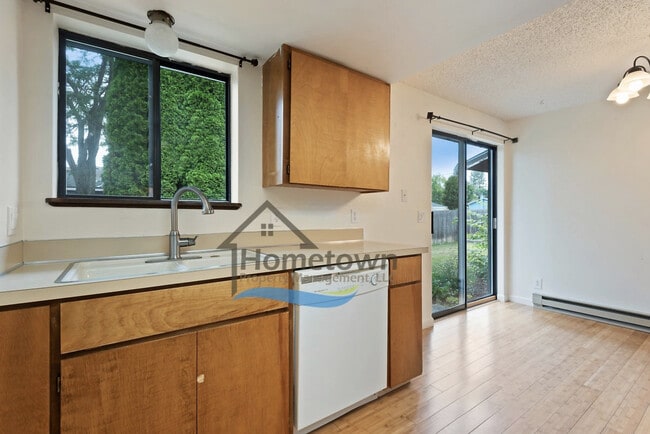 Building Photo - Great 3 Bedroom 2 Bath Duplex with Garage ...