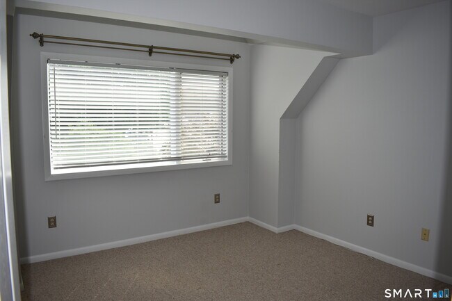 Building Photo - 735 Popes Island Rd