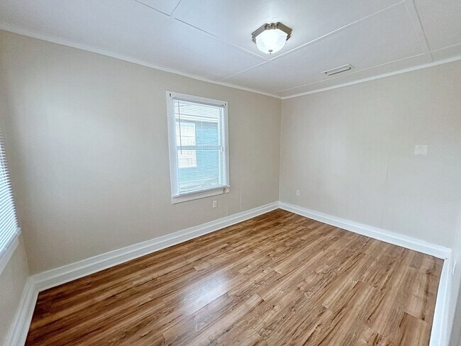 Building Photo - 317 Glenmore Ave