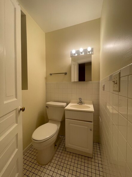 Building Photo - 5120 N Kenmore Ave