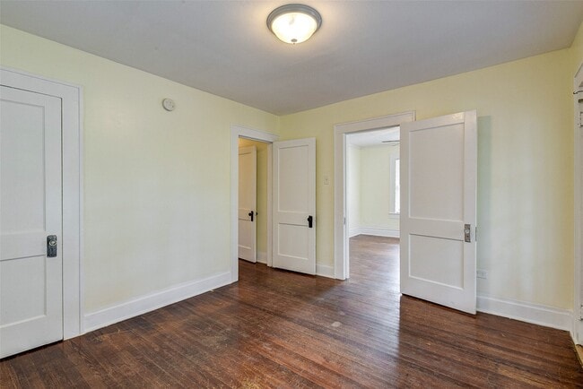 Building Photo - 1124 Algregg St