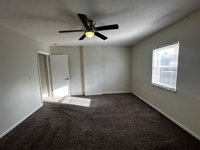 Building Photo - 913 Oakwood Ave