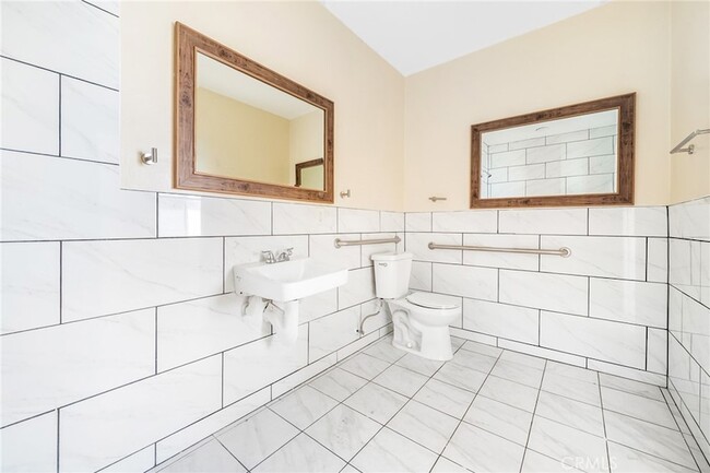 Building Photo - 1002 E 33rd St