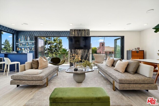Primary Photo - 137 N Doheny Dr
