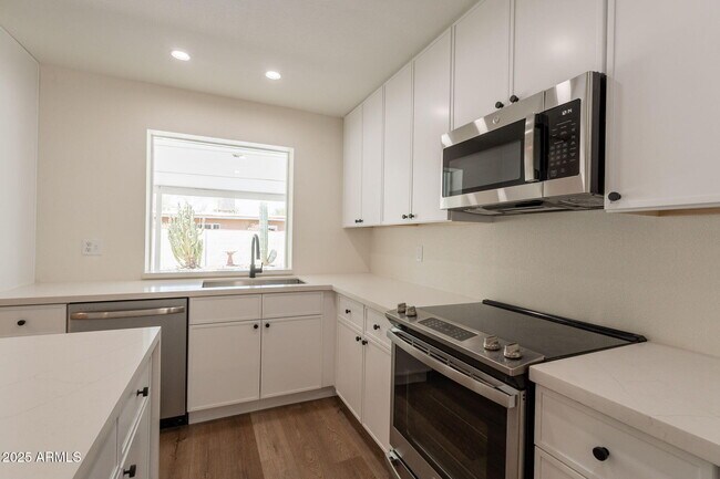 Building Photo - 1530 E Alameda Dr