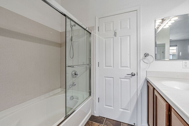 Building Photo - 1,331 sq ft with 2 on-suite bedrooms and o...