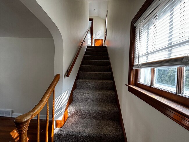 Building Photo - Charming Single Family Home for Rent - Excellent Grove City Location!