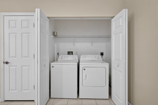 Building Photo - "Charming 2 Bed plus Den, 2-Bath Townhouse with 1500 Sq Ft of Comfort in Greenacres!"