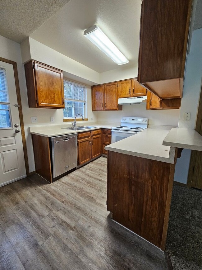 Building Photo - Spacious 2 Bed Townhome w/ Fenced Yard & N...