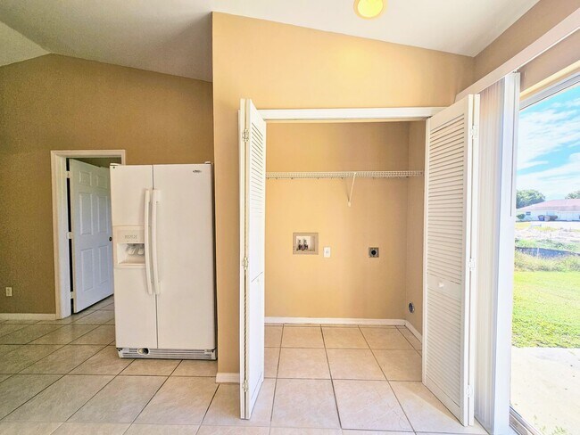 Building Photo - Nice 3 Bedroom Duplex in Lehigh Acres