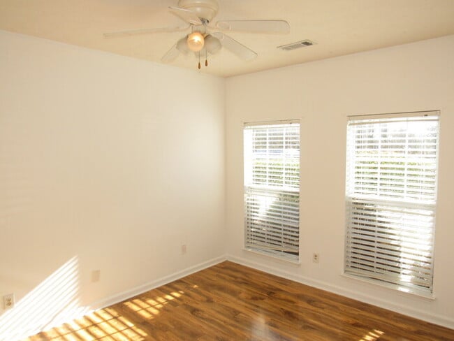 Building Photo - Rivergate area condo with 2 bedrooms, 2 ba...