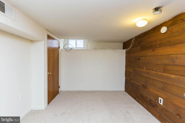 Building Photo - 113 Mountain St