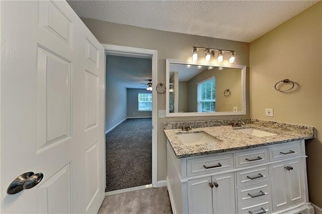 Building Photo - 1128 Grandview Cir