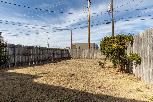 Building Photo - 5714 Southlawn Cir