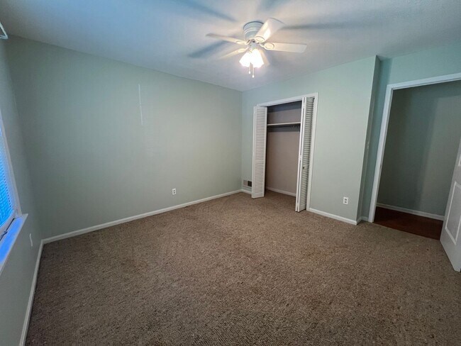 Building Photo - 3 bedroom 2 bathroom single level home in ...