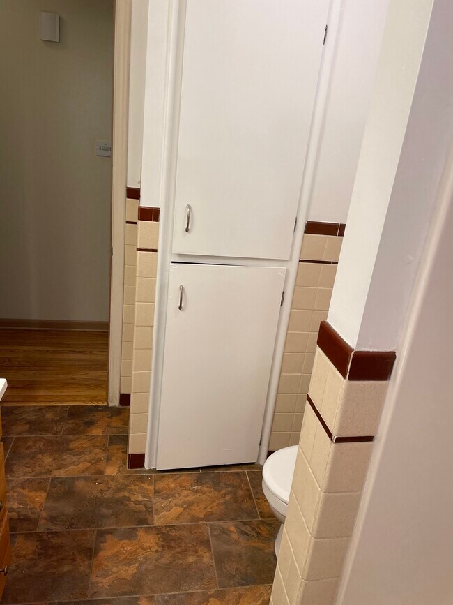 Main Bath 4 - 7310 Valley St