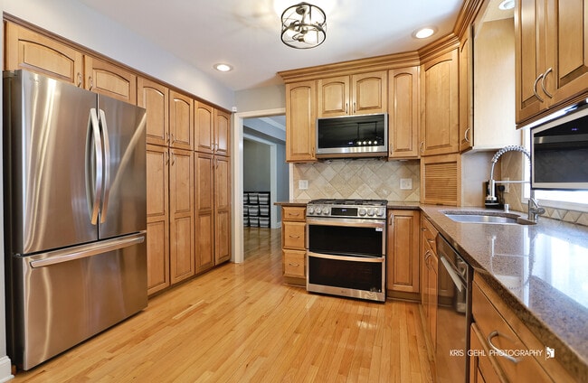 Building Photo - 1221 Creekside Dr