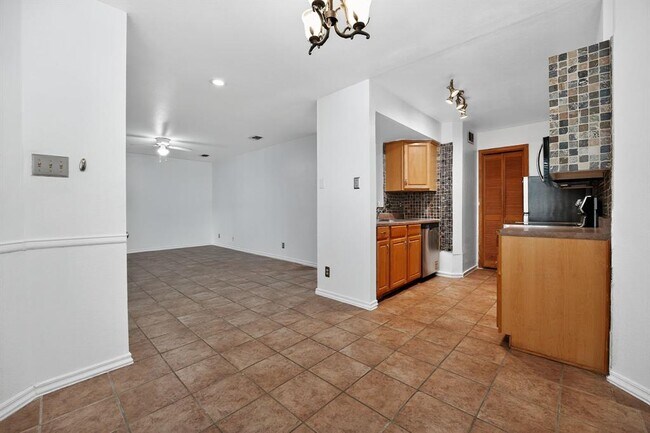 Building Photo - 2906 West Ave